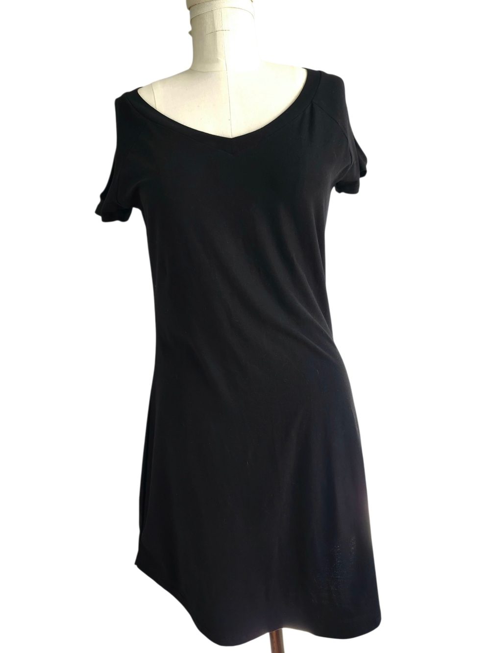 Derek Heart NWOT Black Stretch T Mini Dress Cold Shoulder And Curved Hem Jr. L